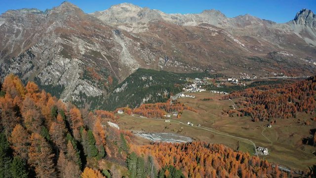 Aerial 4K - Val Bregaglia - Svizzera - Passo del Maloja - Vista autunnale di Maloggia 