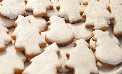 Mürbteig Weihnachtskekse mit weißer Glasur