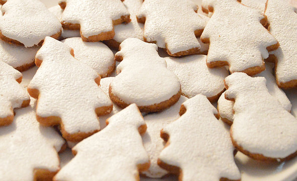 M&uuml;rbteig Weihnachtskekse mit wei&szlig;er Glasur