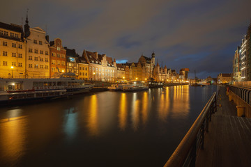 Obraz premium Old town and medieval crane in Gdansk evening cityscape.