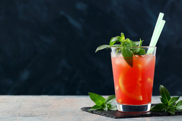 succo di frutta o frullati su sfondo scuro 