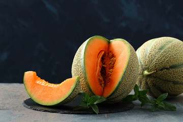 frutta fresca melone o cantalupo su sfondo scuro