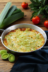 porri freschi e frittata di porri in tegame di metallo 