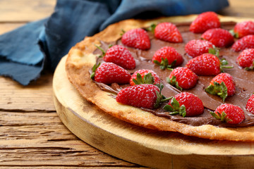 pizza dolce fragole e cioccolato su tavolo rustico