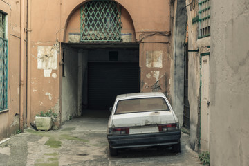 callejon sin salida con un coche abandonado