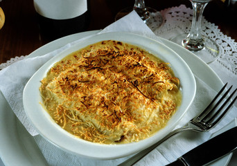 Un plato de Canelones con queso, gratinados al horno.