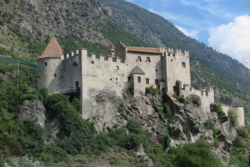 Fototapeta na wymiar Schloss Kastelbell im Vinschgau, Südtirol