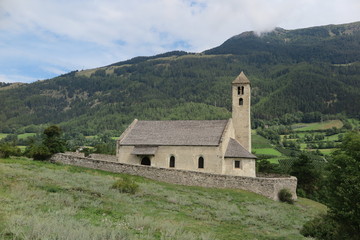 Fototapeta premium Romanische Kirche St.Veit am Tartscher Bichl – Mals, Südtirol