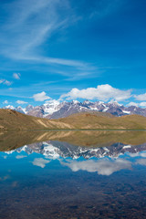 Obraz premium Himachal Pradesh, India - Sep 04 2019 - Chandra Taal (Moon Lake) in Lahaul and Spiti, Himachal Pradesh, India. It is part of Ramsar Convention - Chandertal Wetland.
