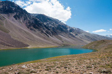 Obraz premium Himachal Pradesh, India - Sep 04 2019 - Chandra Taal (Moon Lake) in Lahaul and Spiti, Himachal Pradesh, India. It is part of Ramsar Convention - Chandertal Wetland.