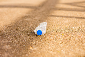 botella de plástico en la calle