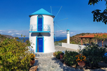 Griechische Windmühle auf der Insel Ägina