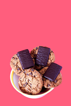 COOKIES WITH CHOCOLATE AND CHOCOLATIN CHIPS IN WHITE BOLL ON PINK FUND