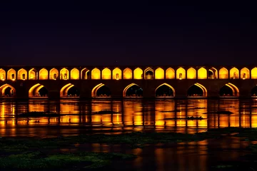 Foto auf Acrylglas Khaju-Brücke Die Allahverdi-Khan-Brücke, im Volksmund bekannt als Si-o-se-pol, Brücke mit dreiunddreißig Bögen, am Fluss Zayanderud. Nacht, Langzeitbelichtung.