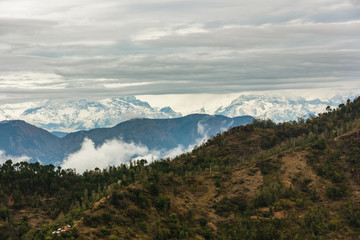 Obraz premium A beautiful view of the clouds swarming around the Annapurna range from the town of Tansen in Nepal.