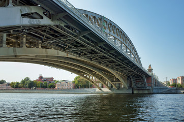 Obraz premium Moscow, Russia - August 20, 2017: St. Andrew's bridge across the Moscow River, view from Gorky Park