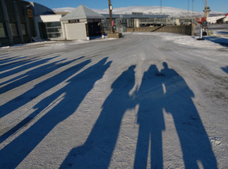 ombre de groupe de voyageurs attendant pour monter dans un avion