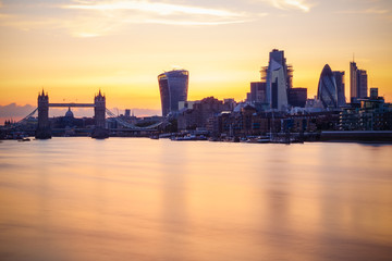 Obraz premium Long exposure, Tower bridge and London cityscape with river Thames