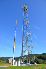 Neu errichtete Mobilfunk-Sendeanlage mit wetterfester elektronischer Basisstation auf einer...