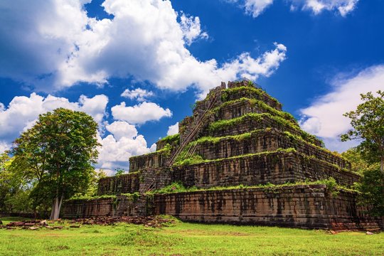 カンボジア・プレアヴィヒア州 コーケー遺跡群のピラミッド