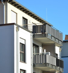 Teilweise Überdachter Obergeschoss-Balkon oder Dachgarten einem Wohngebäude