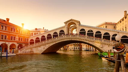 Photo sur Plexiglas Pont du Rialto Rialto Bridge over the Grand Canal at sunset, Venice, Italy. It is a famous landmark of Venice.