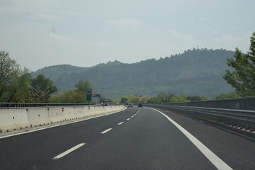 Naklejka premium Highway Travel by Morning with Cloudy Sky