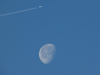 avion qui passe au dessus de la lune