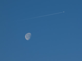 avion qui passe au dessus de la lune