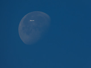 avion passe devant la lune