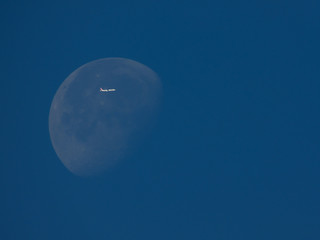 avion passe devant la lune