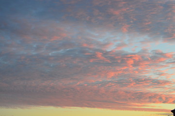 Cielo rojizo nublado al atardecer
