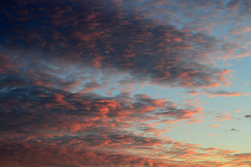 Cielo rojizo nublado al atardecer