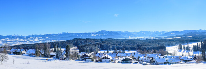 Winterlich verschneite Ortschaft am bayrischen Alpenrand