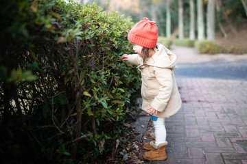 冬の公園で遊ぶ女の子