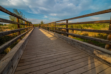 cruzando el puente de madera