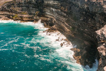 Jolie falaise avec l'eau de l'océan turquoise à Bali