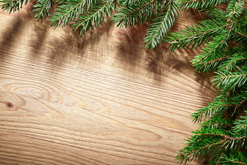 Naklejka premium Christmas card - Christmas tree branches on the wooden background