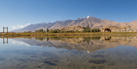 Located 3.500m above the sea level, and last city before the border with Pakistan, Tashkurgan is one of the most beautiful spots of Xinjiang. Here in particular the Fortress