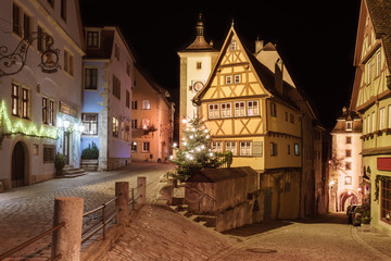 Weihnachtliche Beleuchtung in Rothenburg ob der Tauber bei Nacht, Deutschland	