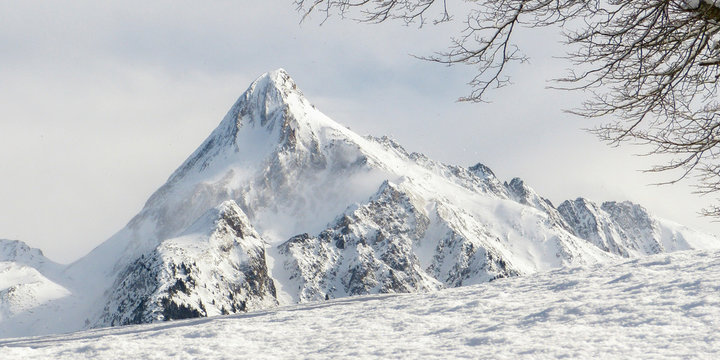 Blick zu einem schneebedeckten Berg im Zillertal in Tirol als Panorama- und Hintergrundbild