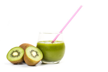 Vaso de Zumo de kiwi con kiwi entero y en rodajas sobre fondo blanco. Vista de frente y de cerca. Copy space