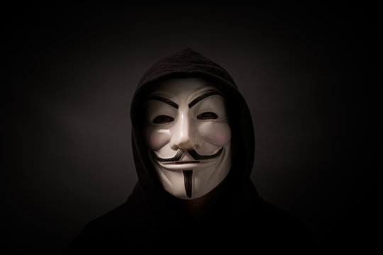 Medlem i Anonymous som har en mask för att inte avslöja sin identitet