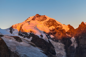 Obraz premium Piz Bernina in morning sunshine