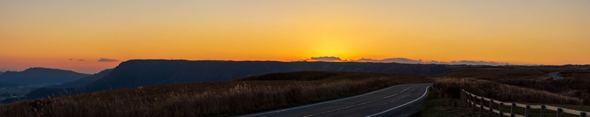 Obraz na płótnie Canvas 阿蘇山 阿蘇大観峰ミルクロードからの夕焼け風景　　Aso Sunset view from Aso Daikanbo Milk Road