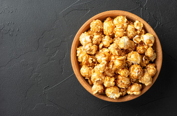 Caramel popcorn in bowl
