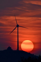 Sonnenaufgang mit Windrad