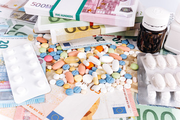 The pills are on European money. Pills and Euro money. Euro notes and pills.