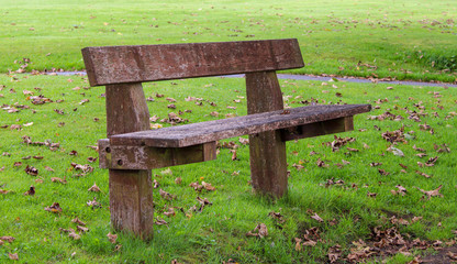 Naklejka premium wooden bench in the park