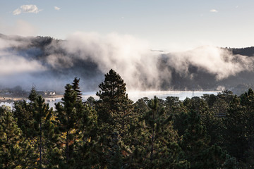 Morgenebel über dem Lake Estes in Estes Park